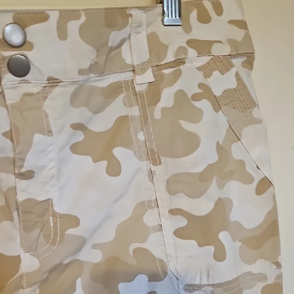 Cato, size 16 Camouflage Capris Cargo Pants - Picture 4 of 15